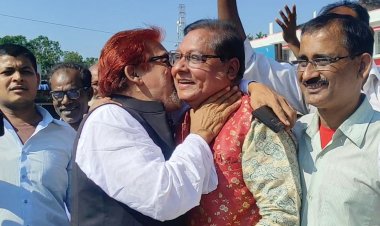 জাপার প্রার্থীকে জড়িয়ে ধরে চুমু দিলেন আ.লীগের এমপি