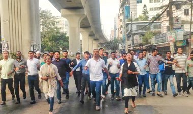 অবরোধের সমর্থনে পল্টনে ছাত্রদল নেতা রাকিবের নেতৃত্বে মিছিল