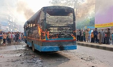 গুলিস্তানে আ.লীগ পার্টি অফিসের পাশে বাসে আগুন