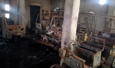 নাটোরে বৈদ্যুতিক শর্টসার্কিটে মেয়রের গাড়িসহ ১২ যানবাহন ভস্মীভূত