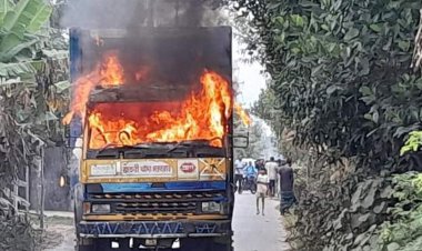 গাজীপুরে চলন্ত কাভার্ডভ্যানে আগুন