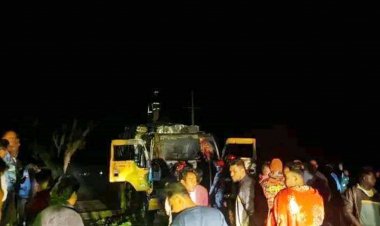 দিনাজপুরে চাল বোঝাই ট্রাকে আগুন