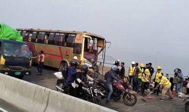 পদ্মা সেতুতে দুই বাসের মুখোমুখি সংঘর্ষ, আহত-২