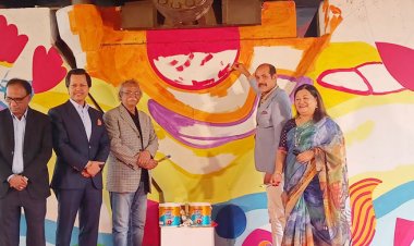 দেওয়ালে পোস্টার লাগালে গলায় জুতার মালা দেওয়া হবে: মেয়র আতিক