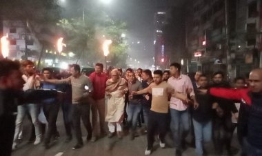 রুহুল কবির রিজভীর মশাল মিছিলে পুলিশের হামলা, লাঠিপেটা