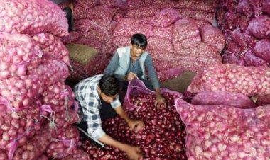 খাতুনগঞ্জে ক্রেতা না থাকায় পেঁয়াজে পচন, বাড়তি দাম হেঁকে গ্যাঁড়াকলে আড়তদাররা
