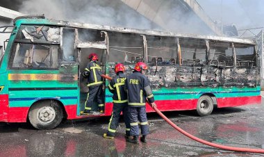 সোয়া ২ ঘণ্টার ব্যবধানে গুলিস্তানে ফের বাসে আগুন