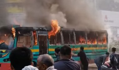 ধানমন্ডিতে বাসে আগুন