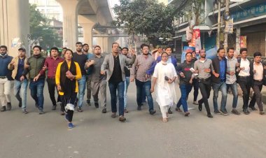 অবরোধের সমর্থনে দৈনিক বাংলা মোড়ে ছাত্রদল নেতা রাকিবের নেতৃত্বে মিছিল