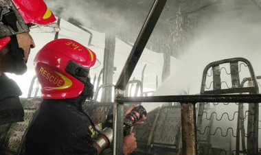 শাহবাগে বাসে আগুন