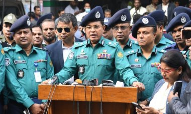 তেজগাঁওয়ে নাশকতা আগুন দেওয়া হয় ট্রেনের ভেতর থেকে: ডিএমপি কমিশনার