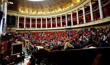 ফ্রান্সে বিতর্কিত অভিবাসন বিল পাস