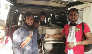 তেজগাঁওয়ে ট্রেনে আগুন: পরিচয় শনাক্ত করে দুই মরদেহ নিয়ে গেলো পরিবার