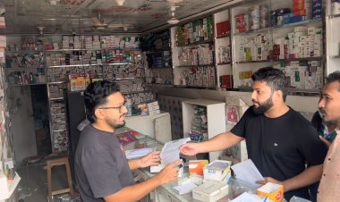 অসহযোগ আন্দোলনের পক্ষে রাজধানীতে ইশরাকের লিফলেট বিতরণ