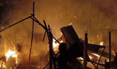 আগুনে পুড়ে ছাই পাঁচ পরিবারের ৭ ঘর