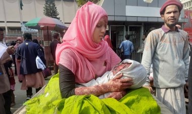 শাহবাগে ছেলেকে কোলে নিয়ে প্রতিবাদে সেই ঝলসানো মা!