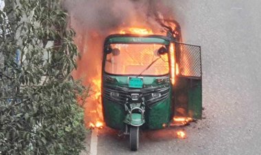 যমুনা ফিউচার পার্কের সামনে সিএনজি অটোরিকশায় আগুন