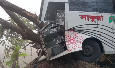 সাকুরা পরিবহনের ধাক্কায় দুমড়ে-মুচড়ে গেল ট্রলি, নিহত ২