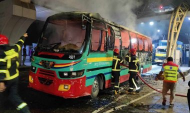 অবরোধ শুরুর আগের রাতে ঢাকায় তিন বাসে অগ্নিসংযোগ