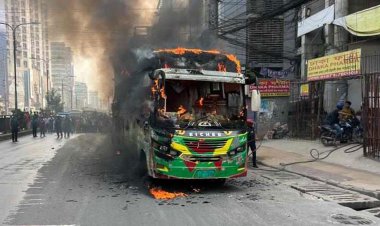 দিনেদুপুরে যাত্রীবাহী বাসে আগুন
