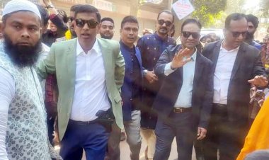 কোমরে পিস্তল নিয়ে নৌকার প্রচারণায় আ’লীগ নেতা