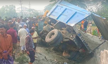ময়মনসিংহে ট্রাকে ট্রেনের ধাক্কা, নিহত ৩ 