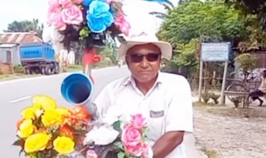 সাইকেলে ফুলের পসরা সাজিয়ে একাই নিজের প্রচারণায় ব্যস্ত প্রার্থী