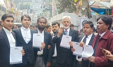 ভোট বর্জনের আহ্বানে বিএনপিপন্থি আইনজীবীদের লিফলেট বিতরণ