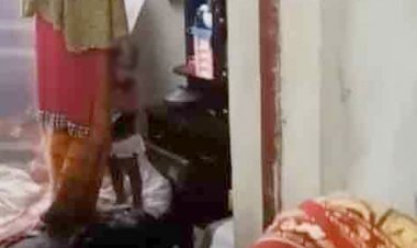  ঝুলন্ত মায়ের পা ধরে কাঁদছিলো অবুঝ শিশুটি