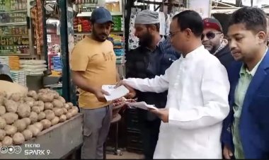 নির্বাচন বর্জনের আহবান জানিয়ে শান্তিনগর বাজারে বিএনপির লিফলেট বিতরণ 