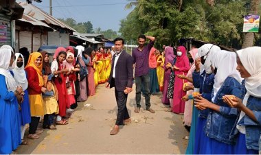 বিদ্যালয় বন্ধ, নৌকার প্রচাণায় ৩ শতাধিক শিক্ষার্থী