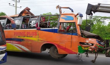 কক্সবাজারে পিকনিক বাসের সঙ্গে লেগুনার সংঘর্ষে নিহত ৪
