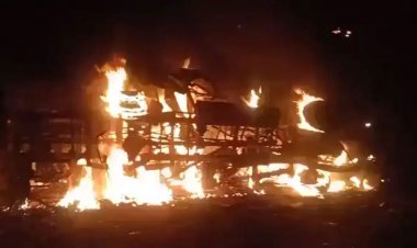 ভারতে ট্রাকের সঙ্গে সংঘর্ষের পর বাসে আগুন, নিহত ১২