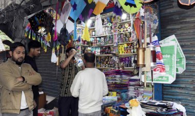 নিষেধাজ্ঞার পরও অলিগলিতে বিক্রি হচ্ছে আতশবাজি-ফানুস