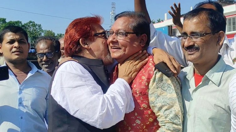 জাপার প্রার্থীকে জড়িয়ে ধরে চুমু দিলেন আ.লীগের এমপি