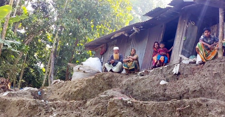 ‘আমাগো বাড়ি আছেলে ওই গাঙ্গের মাঝখানে’