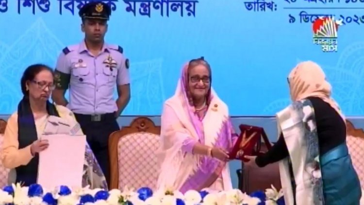 ৫ নারীর হাতে ‘রোকেয়া পদক’ তুলে দিলেন প্রধানমন্ত্রী