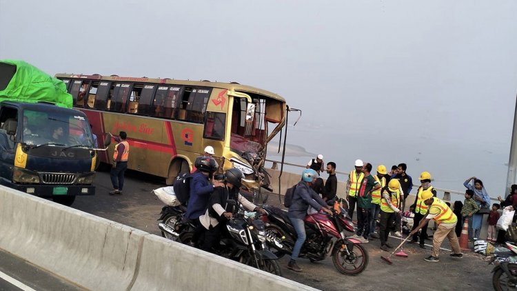 পদ্মা সেতুতে দুই বাসের মুখোমুখি সংঘর্ষ, আহত-২