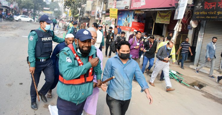 ঢাকায় জামায়াতের মানববন্ধনে পুলিশি হামলার অভিযোগ
