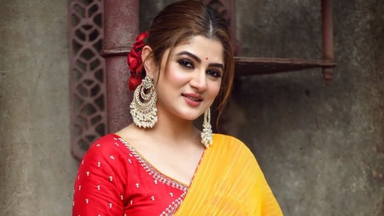 শাড়ি পরে নাচলেন শ্রাবন্তী, নোংরা ভাষায় আক্রমণ!