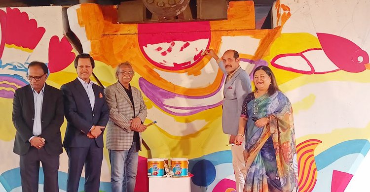 দেওয়ালে পোস্টার লাগালে গলায় জুতার মালা দেওয়া হবে: মেয়র আতিক