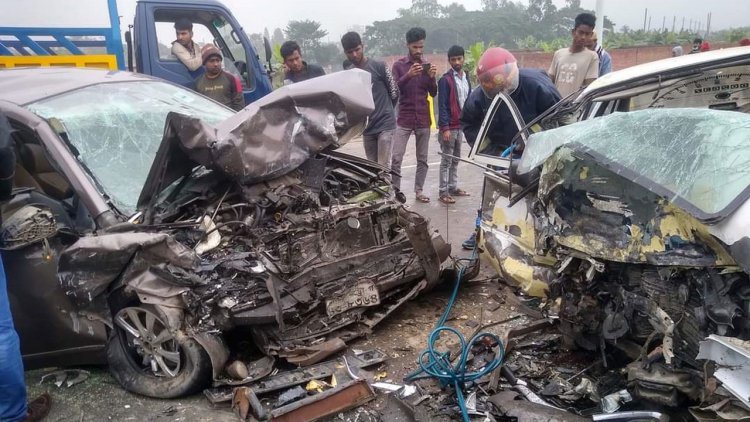 নারায়ণগঞ্জে দুই প্রাইভেটকারের মুখোমুখি সংঘর্ষ, নিহত ৪