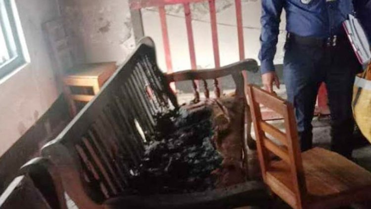 খুলনায় এজলাসে অগ্নিসংযোগের ঘটনায় মামলা, গ্রেপ্তার ১