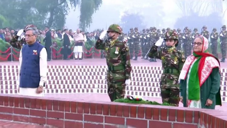বীর শহীদদের শ্রদ্ধা জানালেন রাষ্ট্রপতি-প্রধানমন্ত্রী