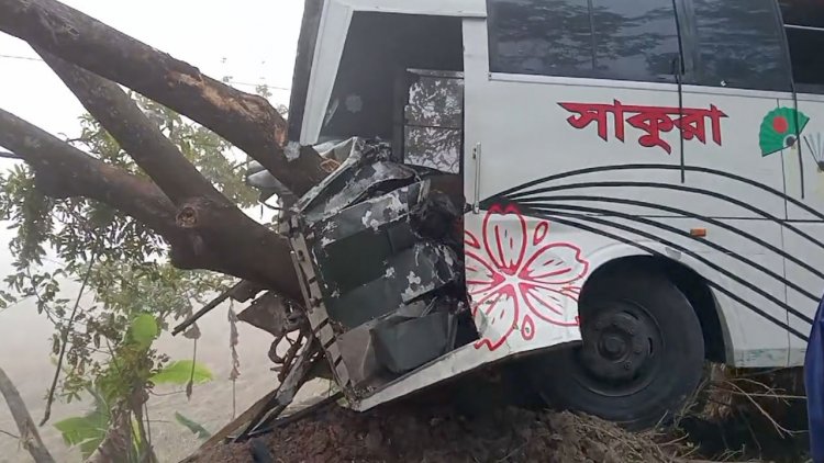 সাকুরা পরিবহনের ধাক্কায় দুমড়ে-মুচড়ে গেল ট্রলি, নিহত ২