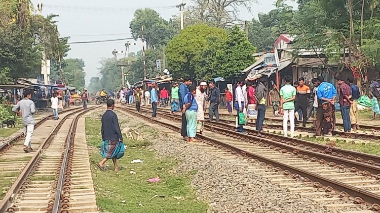 রেললাইনে বসে রোদ পোহাতে গিয়ে ট্রেনে কাটা পড়ে মৃত্যু