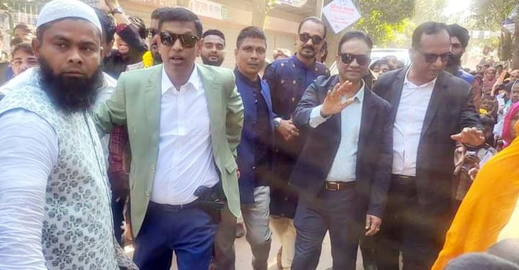 কোমরে পিস্তল নিয়ে নৌকার প্রচারণায় আ’লীগ নেতা