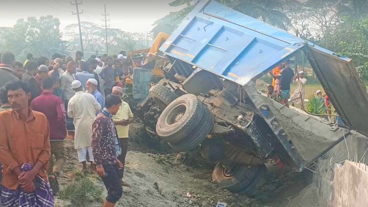 ময়মনসিংহে ট্রাকে ট্রেনের ধাক্কা, নিহত ৩