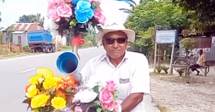 সাইকেলে ফুলের পসরা সাজিয়ে একাই নিজের প্রচারণায় ব্যস্ত প্রার্থী