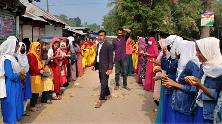 বিদ্যালয় বন্ধ, নৌকার প্রচাণায় ৩ শতাধিক শিক্ষার্থী